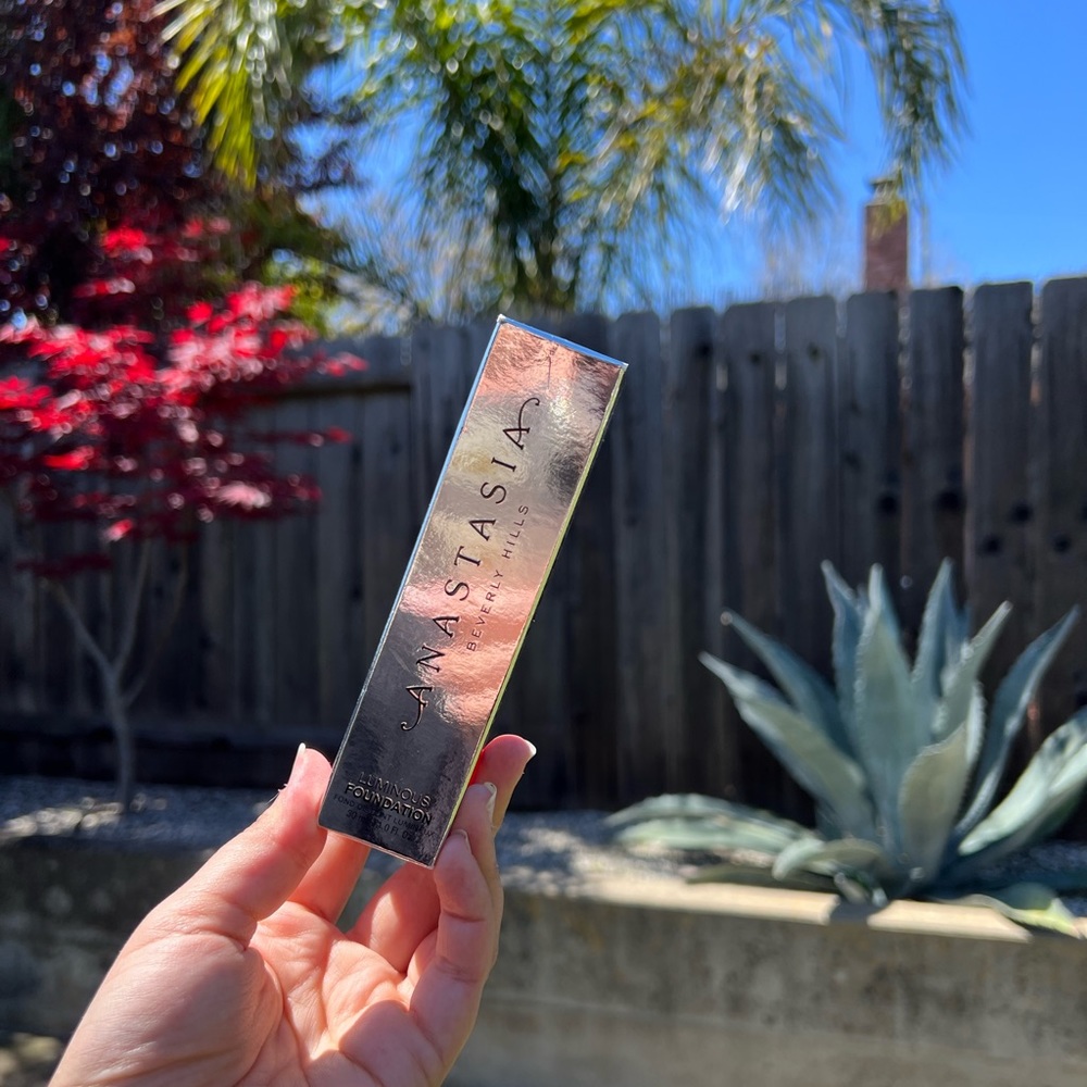 ANASTASIA LUMINOUS FOUNDATION